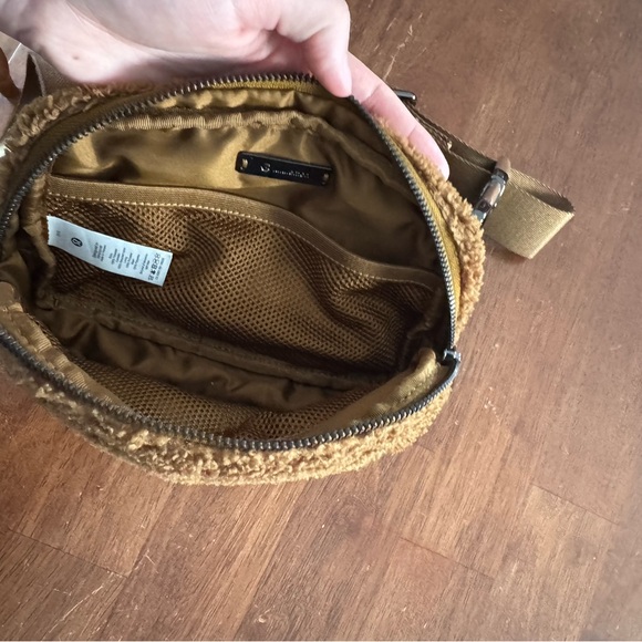 Lululemon plush fleece everywhere belt bag - Picture 3 of 3